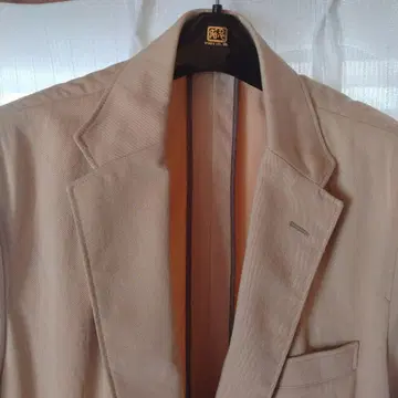 베이지 싱글 브레스 캐주얼 수트. 색상은 스킨 컬러입니다.