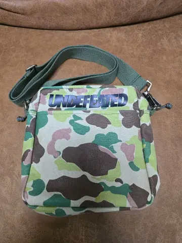 UNDEFEATED 숄더백 카모플라쥬