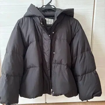 블랙 후드 부착 다운 자켓