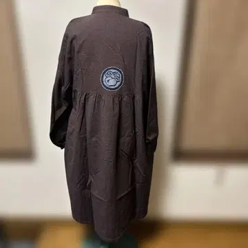 다크 브라운 자수 셔츠 원피스