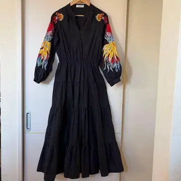 HOLIDAY STYLE 블랙 자수 롱 드레스