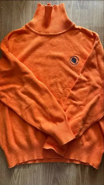 오렌지 하이넥 스웨터 로고 자수