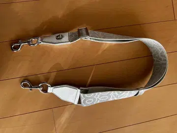 마크제이콥스 로고 화이트 백 스트랩 가격 인하 가능