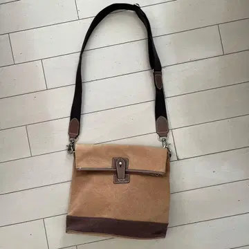 베이지와 브라운의 숄더백