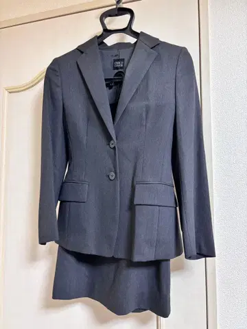 다크 그레이 2개 버튼 취업 정장