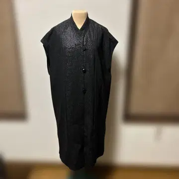 블랙 무늬 겉옷 앞 버튼 포함