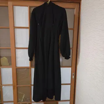 후드 부착 블랙 롱 원피스