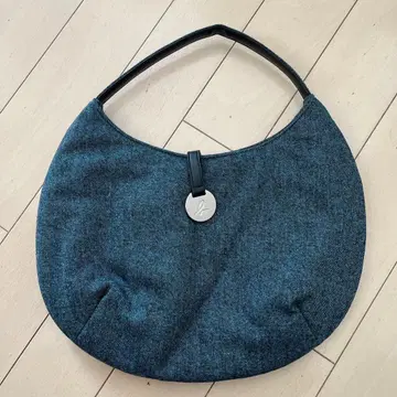 다크 블루 핸드백