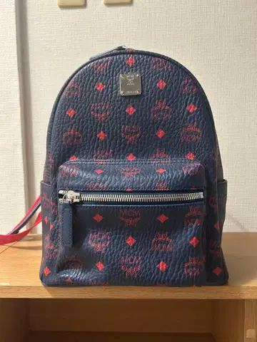 MCM 네이비 레드 로고 백팩