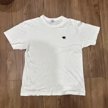 하트 프린트 화이트 T셔츠