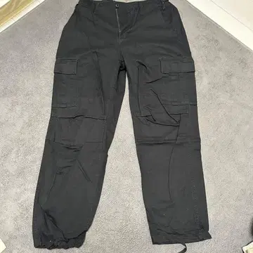 블랙 카고 팬츠 사이드 포켓 포함