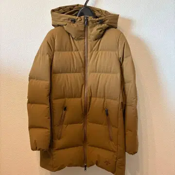 데상트 비샵 브라운 다운 자켓 후드 부착