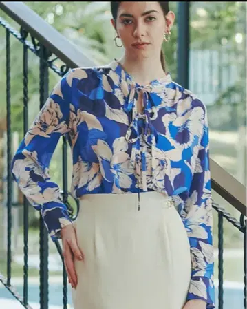 핑키앤다이안 그래피컬 플라워 프린트 블라우스 블루