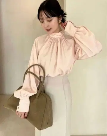 아뉴앙스 크로스넥 볼륨 블라우스 pink 착용 1회