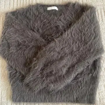 SENSE OF PLACE 차콜 페더 스웨터