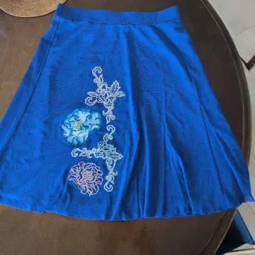 파란색 자수 플레어 스커트
