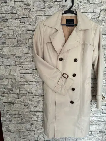 크림색 더블 브레스트 트렌치코트