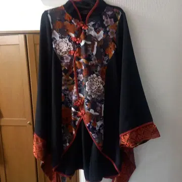 꽃무늬 블랙 겉옷 플레어 슬리브