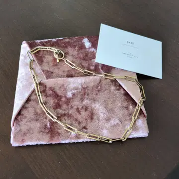 가브리엘라 아르티가스 체인 목걸이