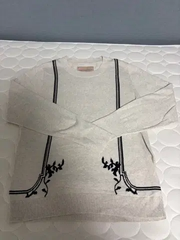 TINY DINOSAUR 꽃무늬 포인트 디자인 얇은 소재 스웨터 38