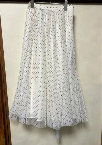 저스길리티 화이트 도트 무늬 플레어 스커트 M 사이즈 택 포함 새상품