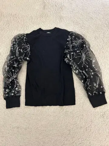 FURFUR 블랙 자수 시스루 소매 니트 별자리