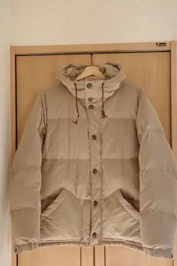 베이지 다운 자켓 후드 부착