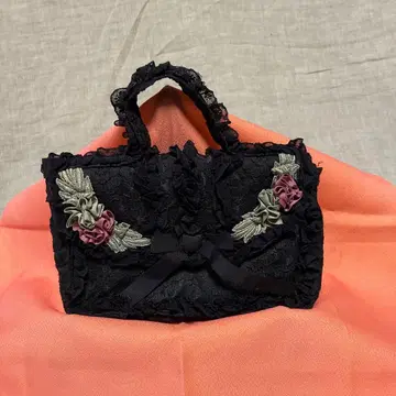 레이스 장식의 블랙 핸들 파우치