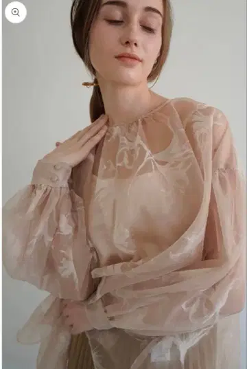 시스루 플라워 자수 긴팔 상의