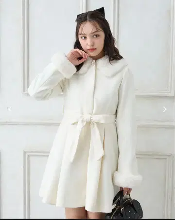 퍼 카라 부착 화이트 롱 코트