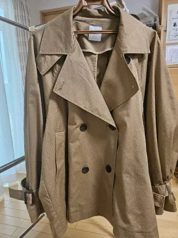 베이지 더블 브레스트 트렌치코트