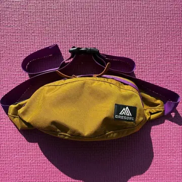 GREGORY 그레고리 테일 러너 바디백 머스타드/퍼플