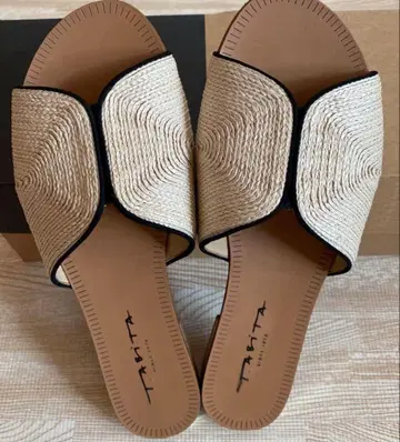 tabita 파이핑 샌들