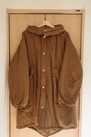 브라운 후드 부착 다운 자켓