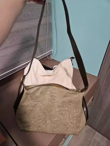 베이지 꽃 무늬 숄더백