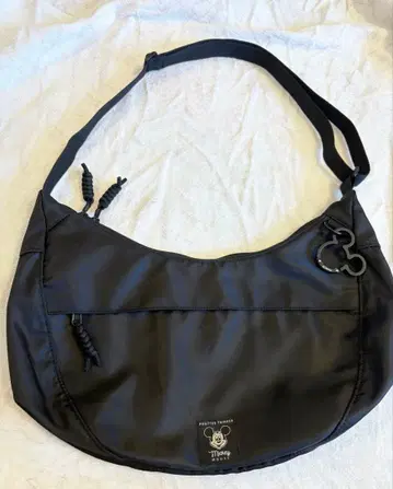 [ 완판 색상 ] 미키 숄더백 카라비너 포함 하프문 블랙