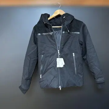 미사용 새상품 블랙 후드 부착 점퍼 M 사이즈