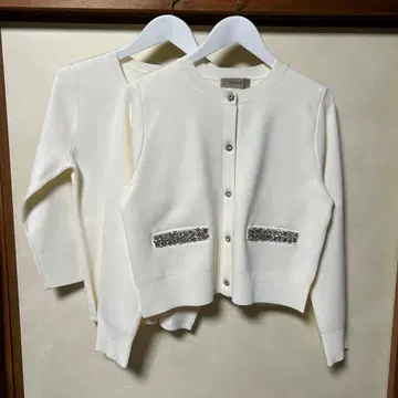 저스길리티 비쥬 부착 니트 앙상블