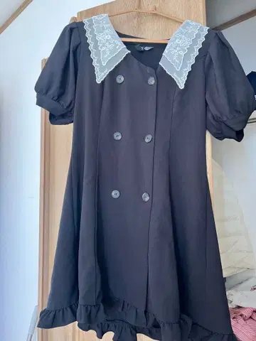 H&M 블랙 더블 버튼 레이스 옷깃 원피스