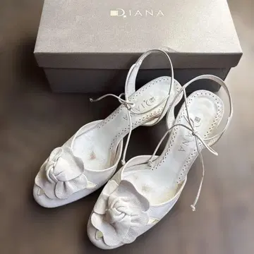 DIANA 플라워 장식 하이힐