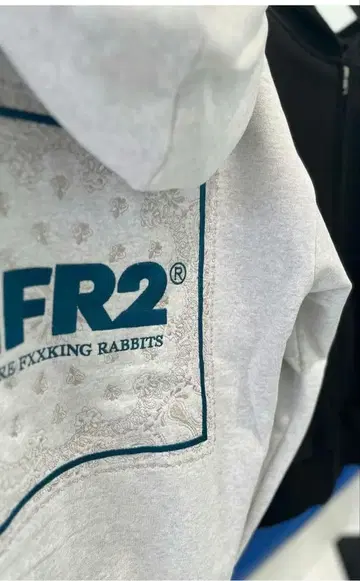 [ #FR2 항구 한정판 ] 자수 페이즐리 집업 후드티