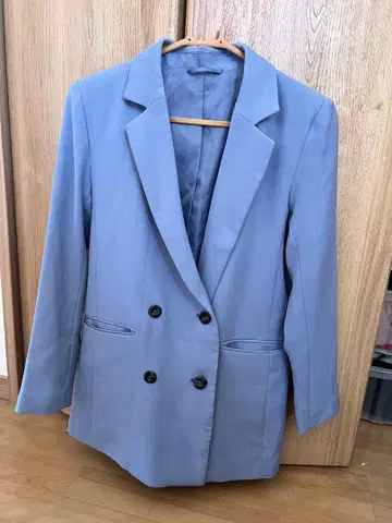 연한 파란색 테일러드 자켓 투버튼