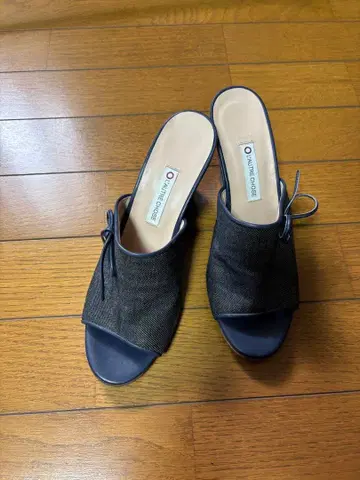 L'AUTRE CHOSE 다크 그레이 샌들