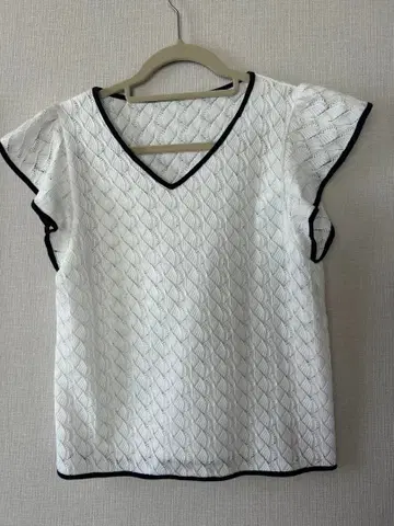 화이트 V넥 프릴 소매 T셔츠 사이즈 38
