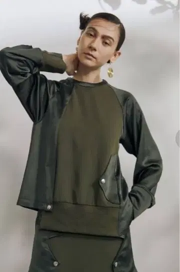 UN3D. 아쓰리드 새틴콤비탑 셋업 가능