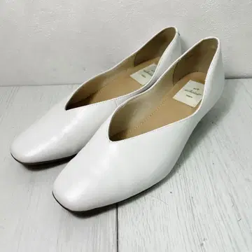 [ 미사용급 ] 엔챈티드 37 천연 가죽 스퀘어토 V컷 펌프스 화이트