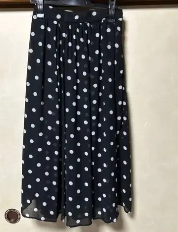 퀸즈 코트 도트 무늬 플레어 스커트