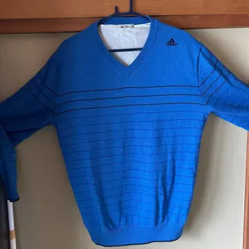 adidas 파랑 스트라이프 V넥 스웨터