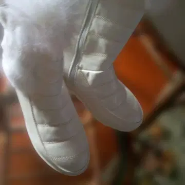 화이트 퍼 부츠 하트 모양 지퍼