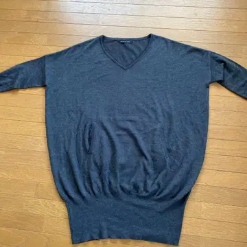 미즈이로-인드 다크 그레이 V넥 스웨터